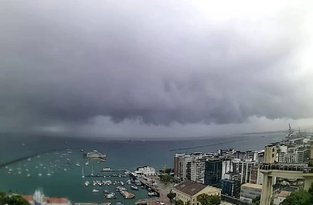 INMET EMITE ALERTA DE TEMPESTADES PARA CINCO REGIÕES DA BAHIA NESTA SEGUNDA-FEIRA