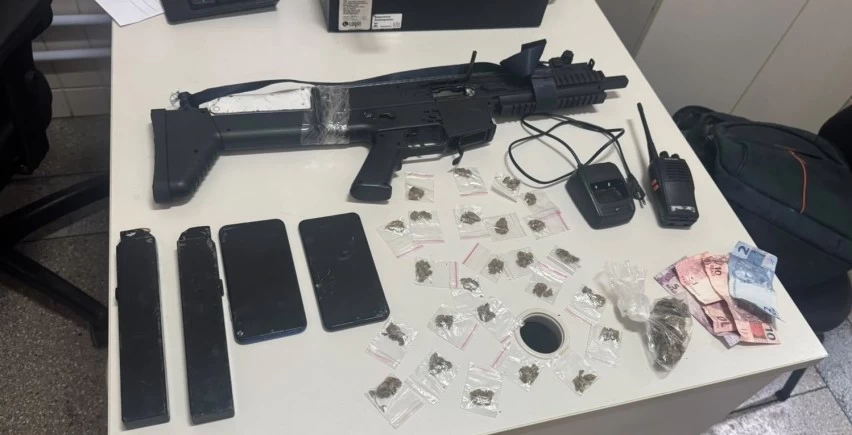 PM APREENDE ADOLESCENTE COM SUBMETRALHADORA E DROGAS NA LIBERDADE, EM SALVADOR