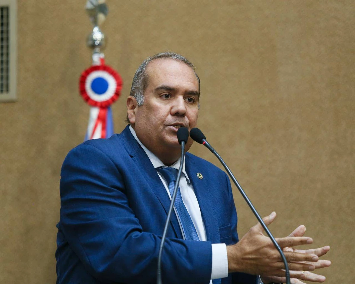 SANDRO RÉGIS ACUSA ESQUERDA DE POLITIZAR TRANSPORTE EM SALVADOR E COBRA EXPLICAÇÕES SOBRE ÔNIBUS METROPOLITANOS E FERRY-BOAT