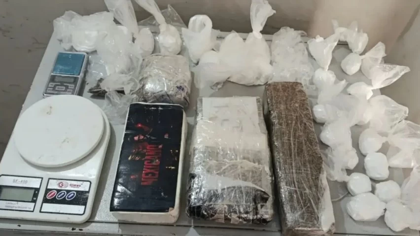 SUSPEITOS FOGEM E ABANDONAM CERCA DE 4 KG DE COCAÍNA E MACONHA DURANTE OPERAÇÃO EM BERIMBAU